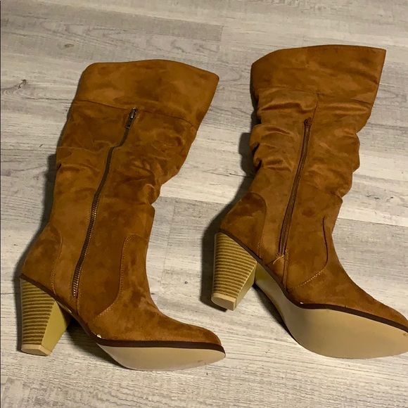 Knee high boots with thick heel. Brand new - Picture 3 of 3